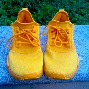 COMFORTABLE STRETCH KNIT SNEAKERS MADE IN PART WITH RECYCLED CONTENt